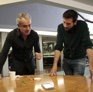 Jorge Ulloa Instagram - Ensayando la escena que publiqué en el reel anterior de nuestra amada serie “P#t@s Redes Sociales”, con mi amigo del alma que me ha acompañado desde mi primera película, el gran @jeabello ¡Gracias por siempre estar, dentro y fuera de cámaras! 
Mira todos los capítulos en @primevideomx