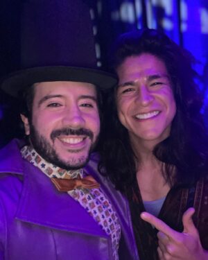Jorge Ulloa Instagram - ¡No quiero despertar de la premiere de P*t@s Redes Sociales! Gente que admiro y quiero tanto, todos juntos, sufriendo el parto de este proyecto que hemos gestado por más de tres años. Tanto trabajo y talento reunido para traer a 240 países y territorios una serie hecha con todo el corazón y la honestidad del mundo para ustedes. ¡Espero que la amen! Desde este 15 de septiembre en Amazon Prime Video.
#Director

P.D. Mi pomposo y bello vestuario es porque la invitación decía: Ir vestido de meme… (pero solo yo hice caso 😒)