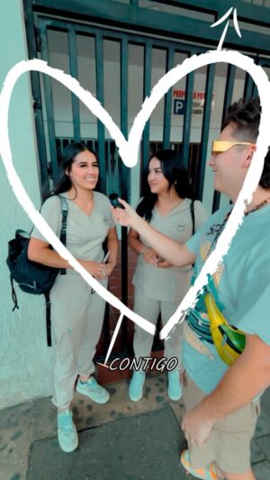 José Andrés Chiluiza Calderón Instagram - Cantándole a estas reinas 👸 #cantandoenlacalle #musicanueva #cancionesparadedicar