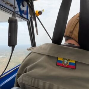 José Andrés Chiluiza Calderón Instagram - Noviembre hasta ahora.. 
1) Con los🐊 en los pies
2) El avión show ❕
3) Con el protagonista del Video 
4) Jandi en el Cine 📽️
5) ✈️ 
5) El piloto dijo: Aquí saltamos 🥶
