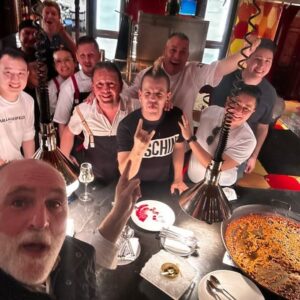 José Andrés Puerta Instagram - Amazing days in Las Vegas… @Vegas an unbelievable culinary destination 365 days a year with so many amazing chefs and restaurants, and this week especially my beloved Spanish Chefs visiting for @theworlds50best! Congratulations to @disfrutarbcn on #1, @qiqedacosta @elkano_jatetxea @asadoretxebarrioficial @diverxo! Big thank you to @cosmopolitan_lv for helping us celebrate last night together and with all time legends @alainducasse @cellercanroca @restaurantmirazur and so many friends!! 🎉 👨‍🍳 🥇