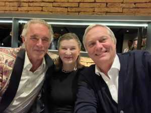 José Antonio Kast Instagram - Un privilegio conocer y escuchar al @jordan.b.peterson y a @tammy.m.peterson . Referentes en la batalla cultural, defensores de los valores tradicionales y promotores de la responsabilidad individual. Bienvenidos a Chile! 🇨🇱
