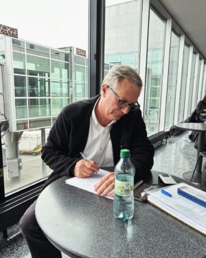 José Antonio Kast Instagram - En Frankfurt, camino a Budapest, preparando el discurso para la CPAC mañana.