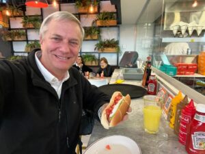 José Antonio Kast Instagram - En la previa del viaje a Madrid un alto en el aeropuerto para un rico completo 🌭😋