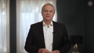 José Antonio Kast Instagram - En nuestro país vivimos una profunda crisis de seguridad. En las calles los criminales y delincuentes caminan libres y en total impunidad. En sus casas los chilenos honestos y responsables viven encerrados y no pueden salir en libertad.
Por eso ¡necesitamos una nueva política penitenciaria para Chile! Los criminales deben pagar sus delitos con cárcel efectiva.
#MásCárcelesParaChile 

¡Difunde y comparte!