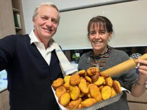 José Antonio Kast Instagram - Que mejor que terminar el día haciendo unas ricas sopaipillas 😋😋