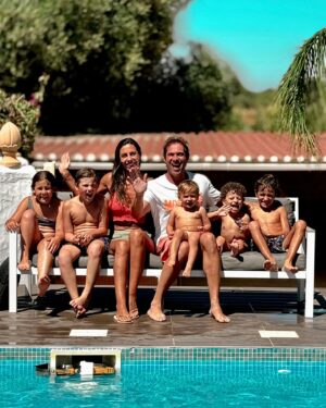 José Carlos Pereira Instagram - Que semana maravilhosa em família. ❤️☀️ 
As férias dos miúdos são dos miúdos, mas vale a pena o cansaço só para ver o sorriso e o brilho nos olhos deles.
Os nossos amigos @joanaepedroribeiro,que nos receberam nesta casa indescritível e com uma energia tão boa que para o ano vamos voltar.
Resta me agradecer a @joana_catarina_cristo a melhor nanny de sempre para os nossos bebés. 🙏
Para o ano há mais👋😃
.
.
#holiday #summer #love #family #familia #pool #algarve #happy #familyof7
