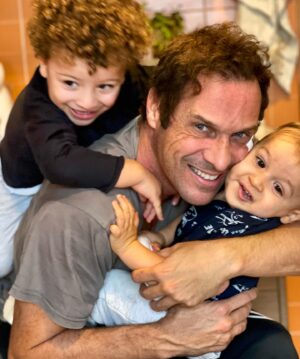 José Carlos Pereira Instagram - Por mais domingos assim…❤️❤️❤️
O meu mundo são vcs (falta o meu Salvador)🥰… já falta pouco.
.
.
#family #sons #myworld #prouddad #rainyday #lazysunday