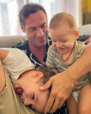José Carlos Pereira Instagram - O Regresso. ❤️
Depois deste tempo em que estive fora, as saudades são sem dúvida o que custa mais.
O amor que sentimos parece que aumenta e os últimos dias começam a tornar se mais dolorosos cada vez que penso neles.
Mas tudo se desvanece quando volto e os tenho nos meus bracos.
Foi um mês intenso de experiências e aprendizagem no Líbano com muitas técnicas e abordagens novas a medicina estética que irei ter agora a oportunidade de por em prática para obter ainda melhores resultados.
Agradeço ao meu grande amigo @drnabilfakih a amizade, hospitalidade e partilha de conhecimentos que tornaram esta fellowship na melhor das experiências. 
Voltarei em breve como ficou prometido.
Agora é tempo de recomeçar. Trabalhar e definir novos objetivos.
Bem-vindo Setembro e vamos lá a mais um ano de trabalho😅.
.
.
#love #kids #dad #lebanon #comeback #september #aesthetic #doctor #fillers #botox #merzaesthetics