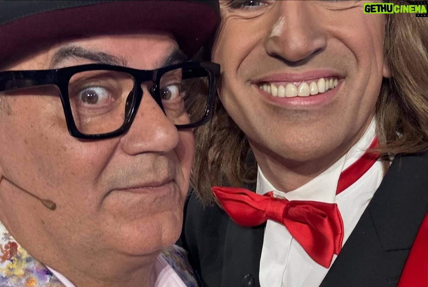 José Corbacho - 600 Likes - Gracias por invitarme a jugar una noche más en ese patio de recreo tan maravilloso que es @tucaramesuena
Primero, un beso a mi querido @angelllacer_oficial al que sustituí y que pronto va a estar dando guerra, o mejor dicho, dando amor. ♥️
Gracias a ese jurado maravilloso @carloslatre @chenoa y #Lolita por su cariño. ♥️♥️♥️
A @fuentes_manel y todo el equipazo técnico del programa.
Y al pedazo casting de esta edición. @juanrabonet @_valros @soymiguellago @supremmedeluxe @raquelsanchezsilva @raoulvazquez @oficialconchita @davibusta @juliamedina BRAVO 👏🏽👏🏽👏🏽
FELIZ DE VOLVER A JUGAR CON VOSOTROS!
♥️♥️♥️
@atresmediacom
Las fotos como siempre de @joseirun_fotografia 📷
