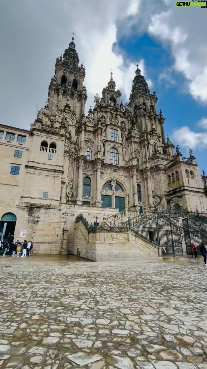 José Corbacho - 585 Likes - Ver a través de los ojos de mi madre su primera mirada de Santiago de Compostela es maravilloso.
88 años ha tardado en llegar al Obradoiro… y hoy toca celebrarlo.
“Como trabajaban. Y el herrero que hizo estas rejas…”
Muero de amor. ♥️♥️♥️