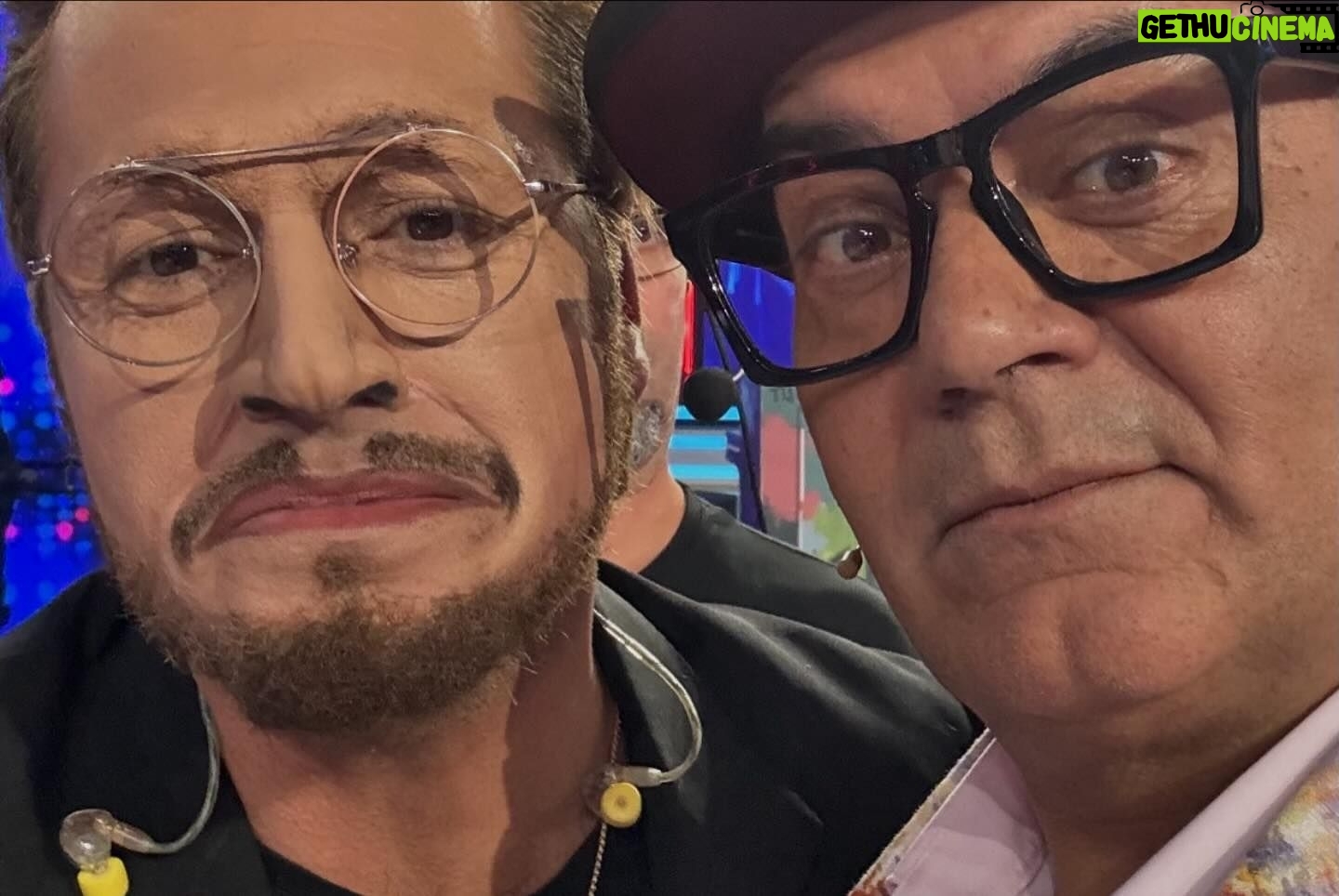 José Corbacho - 600 Likes - Gracias por invitarme a jugar una noche más en ese patio de recreo tan maravilloso que es @tucaramesuena
Primero, un beso a mi querido @angelllacer_oficial al que sustituí y que pronto va a estar dando guerra, o mejor dicho, dando amor. ♥️
Gracias a ese jurado maravilloso @carloslatre @chenoa y #Lolita por su cariño. ♥️♥️♥️
A @fuentes_manel y todo el equipazo técnico del programa.
Y al pedazo casting de esta edición. @juanrabonet @_valros @soymiguellago @supremmedeluxe @raquelsanchezsilva @raoulvazquez @oficialconchita @davibusta @juliamedina BRAVO 👏🏽👏🏽👏🏽
FELIZ DE VOLVER A JUGAR CON VOSOTROS!
♥️♥️♥️
@atresmediacom
Las fotos como siempre de @joseirun_fotografia 📷