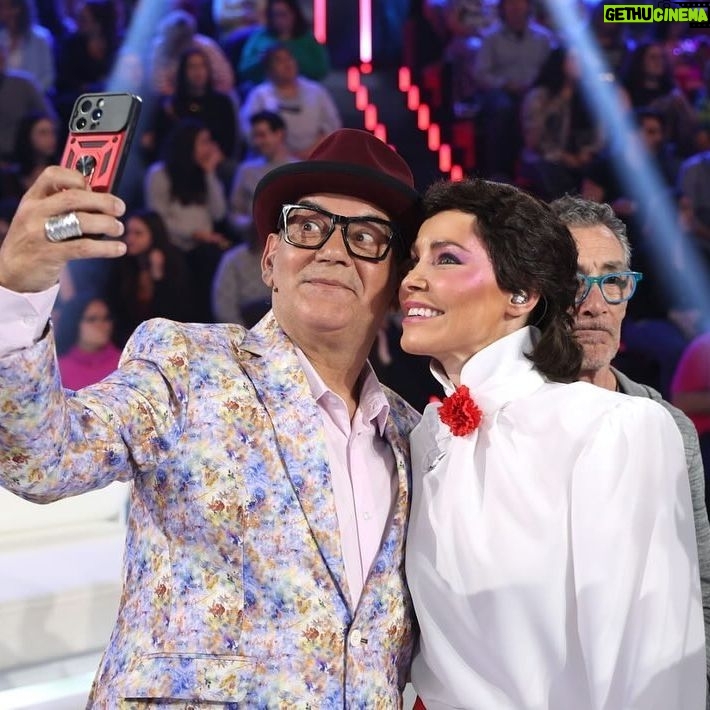 José Corbacho - 600 Likes - Gracias por invitarme a jugar una noche más en ese patio de recreo tan maravilloso que es @tucaramesuena
Primero, un beso a mi querido @angelllacer_oficial al que sustituí y que pronto va a estar dando guerra, o mejor dicho, dando amor. ♥️
Gracias a ese jurado maravilloso @carloslatre @chenoa y #Lolita por su cariño. ♥️♥️♥️
A @fuentes_manel y todo el equipazo técnico del programa.
Y al pedazo casting de esta edición. @juanrabonet @_valros @soymiguellago @supremmedeluxe @raquelsanchezsilva @raoulvazquez @oficialconchita @davibusta @juliamedina BRAVO 👏🏽👏🏽👏🏽
FELIZ DE VOLVER A JUGAR CON VOSOTROS!
♥️♥️♥️
@atresmediacom
Las fotos como siempre de @joseirun_fotografia 📷