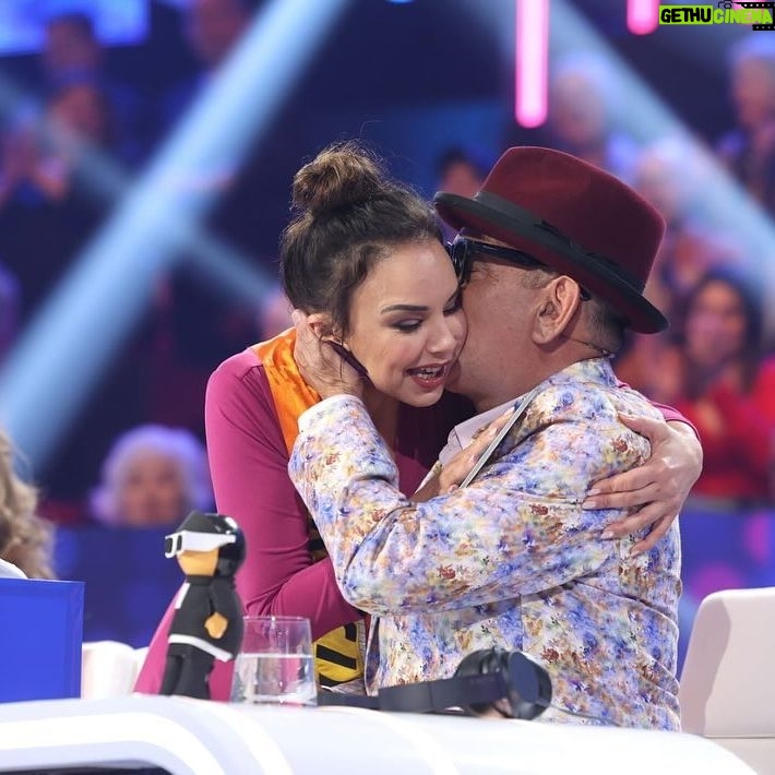 José Corbacho - 600 Likes - Gracias por invitarme a jugar una noche más en ese patio de recreo tan maravilloso que es @tucaramesuena
Primero, un beso a mi querido @angelllacer_oficial al que sustituí y que pronto va a estar dando guerra, o mejor dicho, dando amor. ♥️
Gracias a ese jurado maravilloso @carloslatre @chenoa y #Lolita por su cariño. ♥️♥️♥️
A @fuentes_manel y todo el equipazo técnico del programa.
Y al pedazo casting de esta edición. @juanrabonet @_valros @soymiguellago @supremmedeluxe @raquelsanchezsilva @raoulvazquez @oficialconchita @davibusta @juliamedina BRAVO 👏🏽👏🏽👏🏽
FELIZ DE VOLVER A JUGAR CON VOSOTROS!
♥️♥️♥️
@atresmediacom
Las fotos como siempre de @joseirun_fotografia 📷