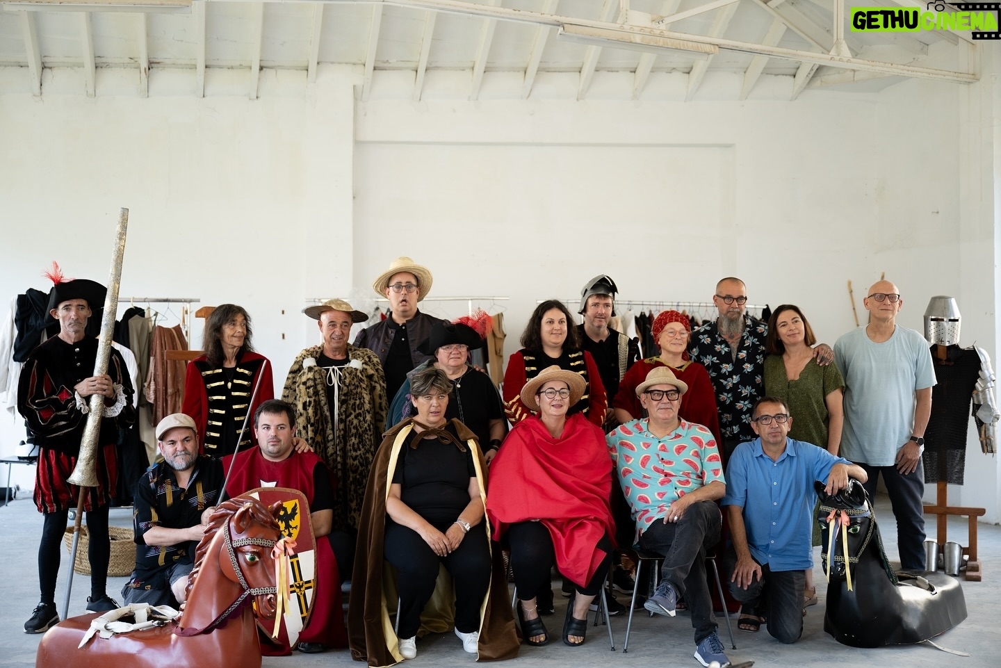 José Corbacho - 273 Likes - 🎥 Ens complau anunciar que José Corbacho, Catalina Solivellas i 3 Salut Mental començam a rodar el projecte documental “En un lugar de la mente”, dirigit per Pep Bonet.
🎭 Un projecte pioner on un grup d’actors amateurs diagnosticats amb algun trastorn mental interpreten una versió lliure del Quixot.
Properament vos anirem contant cosetes i mostrant algunes fotos més del rodatge! ❤️😉