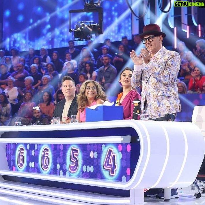 José Corbacho - 600 Likes - Gracias por invitarme a jugar una noche más en ese patio de recreo tan maravilloso que es @tucaramesuena
Primero, un beso a mi querido @angelllacer_oficial al que sustituí y que pronto va a estar dando guerra, o mejor dicho, dando amor. ♥️
Gracias a ese jurado maravilloso @carloslatre @chenoa y #Lolita por su cariño. ♥️♥️♥️
A @fuentes_manel y todo el equipazo técnico del programa.
Y al pedazo casting de esta edición. @juanrabonet @_valros @soymiguellago @supremmedeluxe @raquelsanchezsilva @raoulvazquez @oficialconchita @davibusta @juliamedina BRAVO 👏🏽👏🏽👏🏽
FELIZ DE VOLVER A JUGAR CON VOSOTROS!
♥️♥️♥️
@atresmediacom
Las fotos como siempre de @joseirun_fotografia 📷