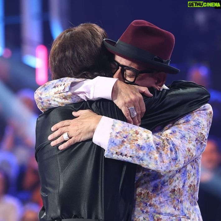 José Corbacho - 600 Likes - Gracias por invitarme a jugar una noche más en ese patio de recreo tan maravilloso que es @tucaramesuena
Primero, un beso a mi querido @angelllacer_oficial al que sustituí y que pronto va a estar dando guerra, o mejor dicho, dando amor. ♥️
Gracias a ese jurado maravilloso @carloslatre @chenoa y #Lolita por su cariño. ♥️♥️♥️
A @fuentes_manel y todo el equipazo técnico del programa.
Y al pedazo casting de esta edición. @juanrabonet @_valros @soymiguellago @supremmedeluxe @raquelsanchezsilva @raoulvazquez @oficialconchita @davibusta @juliamedina BRAVO 👏🏽👏🏽👏🏽
FELIZ DE VOLVER A JUGAR CON VOSOTROS!
♥️♥️♥️
@atresmediacom
Las fotos como siempre de @joseirun_fotografia 📷