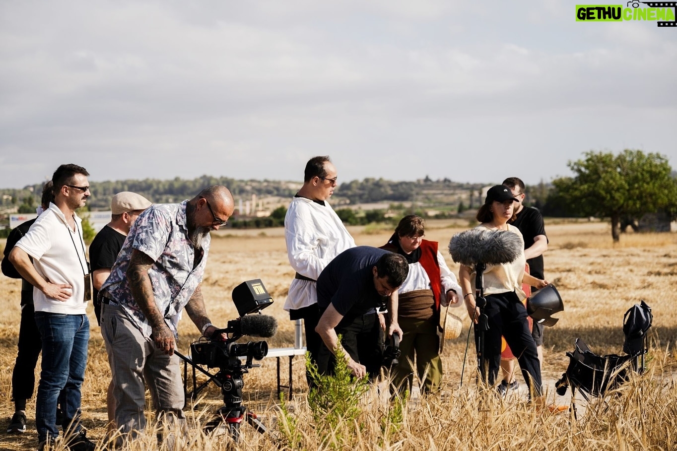 José Corbacho - 273 Likes - 🎥 Ens complau anunciar que José Corbacho, Catalina Solivellas i 3 Salut Mental començam a rodar el projecte documental “En un lugar de la mente”, dirigit per Pep Bonet.
🎭 Un projecte pioner on un grup d’actors amateurs diagnosticats amb algun trastorn mental interpreten una versió lliure del Quixot.
Properament vos anirem contant cosetes i mostrant algunes fotos més del rodatge! ❤️😉