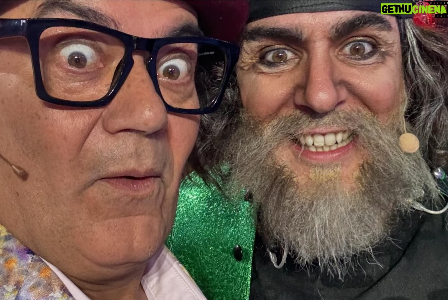 José Corbacho - 600 Likes - Gracias por invitarme a jugar una noche más en ese patio de recreo tan maravilloso que es @tucaramesuena
Primero, un beso a mi querido @angelllacer_oficial al que sustituí y que pronto va a estar dando guerra, o mejor dicho, dando amor. ♥️
Gracias a ese jurado maravilloso @carloslatre @chenoa y #Lolita por su cariño. ♥️♥️♥️
A @fuentes_manel y todo el equipazo técnico del programa.
Y al pedazo casting de esta edición. @juanrabonet @_valros @soymiguellago @supremmedeluxe @raquelsanchezsilva @raoulvazquez @oficialconchita @davibusta @juliamedina BRAVO 👏🏽👏🏽👏🏽
FELIZ DE VOLVER A JUGAR CON VOSOTROS!
♥️♥️♥️
@atresmediacom
Las fotos como siempre de @joseirun_fotografia 📷