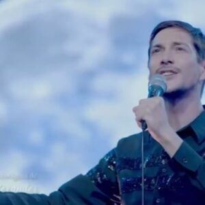 Jose Dammert Instagram - ¡Saimon logró subirse al escenario! ¿Qué tal lo hizo? 
¡Qué bien me la paso! ¿Se nota? 🎤 🌙🎥 #Luzdeluna @delbarriopro
