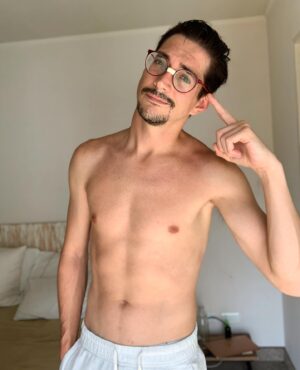 Jose Dammert Instagram - Mi relación con los anteojos...
Los llevo desde muy chico, aparentemente los necesito desde que nací... pero mis padres se dieron cuenta solo cuando entré a primer grado. Desde ese entonces somos uno. Cada año la miopía aumentaba y no sabía si iba a parar. De niño nunca me pude ver a un espejo y saber como era mi cara detrás de esos lentes. Mi temor más grande era el de despertar de noche en un temblor y no encontrarlos. (Hasta hoy es mi gran temor) siempre pensé que en otra Era yo hubiera sido el primero en morir, que en vez de correr del tigre dientes de sable, hubiera corrido hacia el... luego llegaron los lentes de contacto... y cambió mi vida! Me sentí guapo, seguro, y libre... aunque en el fondo se que libre de ellos no soy... ahora amo mis lentes y estos últimos días con ellos rotos les he vuelto a tener el amor que había dado por descontado. Mi -10 de miopía y yo... seremos uno por siempre. Ustedes? ¿Cuál es su experiencia con la vista?