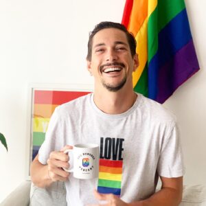 Jose Dammert Instagram - “Cabro”, “Maricón”, “Rosquete” y para mi el más fuerte de todos “Saooo” al unísono en el salón de clases. La peor parte te la llevas cuando no hay con quien descargar, cuando te culpas por lo que eres, porque el mundo te dijo que estaba mal. Y aún peor es no saber como corregirlo. Te sientes un criminal. 
La Homofobia, Transfobia y Bifobia deprimen, maltratan y terminan matando. Como actor me costó mucho salir del closet. Siempre oí decir, no lo digas, que tus fans no se enteren, te van a encasillar, no vas a ser el galán nunca. Y claro que me dió pavor no poder hacer lo que amo, por, simplemente, ser como soy. Dije un día “basta” no voy a dejar que nadie tome decisiones de mi vida por mi, y si no me contratan por ser Gay, yo seré el primero en no querer trabajar con esa persona. Y así empecé mi lucha contra la homofobia, una lucha basada en el respeto y en la enseñanza, Nunca en el ataque, como esos que recibí. Y no necesariamente por las palabras que se usaban, sino por el odio que contenían. 
Si bien el panorama no pinta bien para nuestro país, depende de nosotros que podamos sentarnos sonrientes a tomar el café sin miedo. No bajemos la guardia. #diamundialcontralahomofobia