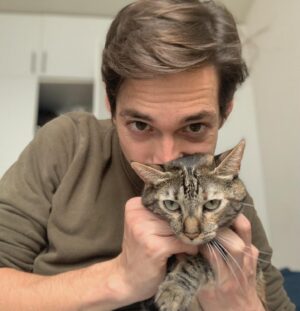 Jose Dammert Instagram - Cambiamos, nos adaptamos, subimos y bajamos. Pero siempre con mucho amor. Que tengan un hermoso día! De parte de Nina y de Apolo también que harto está de mí.. #cuarentena #diayanose #actor #green #catdad