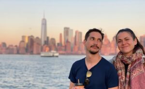 Jose Dammert Instagram - 1. Como aparentamos
2. Como somos
(No hay diferencia en realidad) 
@dammertdaniela 
#TB #hermanos #newyork #manhattan