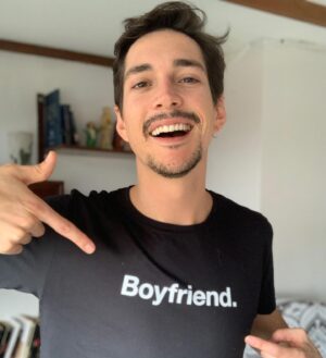 Jose Dammert Instagram - Esta es una manera de gritar al mundo lo orgullosos que estamos porque hemos decidido ser felices.. que aunque una parte del mundo se nos ponga en contra, hay una más importante que camina contigo. Quiero vivir sin miedos, sin prejuicios y sin violencia. Quiero saber que soy libre de amar. Que valgo en mi carrera por mi talento. Que puedo ser y vestirme como quiera. Porque ahora viendo lo frágil y corta que es la vida. Quiero vivirla bien. Y quiero que tú, que lees esto, sepas que tienes derecho a vivir bien y feliz. Que no estás solo. Que estamos dispuestos a luchar por tu felicidad. Que te quiero por como eres y que nos tenemos que preocupar de los que hacen daño, no de los que aman diferente. Ser Gay está bien. Se acerca el mes del orgullo y deseo que todos estemos orgullosos de ser quienes somos.. El día que conocí @onehundredpercentg me enamoré perdidamente de la marca.. porque no es solo eso... es una identidad #gay #actor #peru #italia #orgullo #sinmiedo