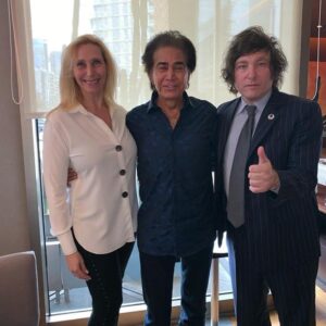 José Luis 'El Puma' Rodríguez Instagram - Milei @javiermilei 
Hace unos cuatro años en mi querida Buenos Aires, Argentina, conocí a estos dos seres tan especiales: Javier Milei y su adorable  hermana,que en una conversación de cuatro horas pude apreciar lo que Milei planteaba, y que por supuesto, coincidíamos en casi todo lo expuesto por el. Tal vez dios no me sacó del cuerpo para ver el principio del cambio de la Argentina después de 70 años.
Ojalá, dios quiera que no se le arrimen ni se le peguen los aduladores, los de mala onda, los aprovechadores, y los ladrones que han participado en el gobierno anterior y que son rechazados por el pueblo argentino.
Va a ser dura la transición, pero no imposible.
Que dios bendiga a la Argentina 
Un país y un pueblo que llevo en mi corazón.
José Luis Rodríguez, El Puma