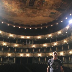 José Luis Gil Instagram - Dentro de 1 hora, en el Teatro Cervantes de MALAGA, “Eduardo ll. Ojos de niebla.”