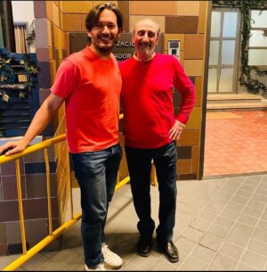 José Luis Gil Instagram - Comentando con @alber_caballero, que cuando empezamos a grabar @aquinohayquienviva_oficial yo tenía la edad que tiene él ahora. Cuanto talento el suyo y el de @lauracaballero_ . Gracias a los dos por tanto, tanto tiempo!