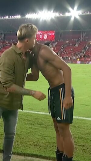 José María Gutiérrez Instagram - ¡Qué momentazo hemos vivido en DAZN! 🤩

TODOS los jugadores del @realmadrid acercándose a saludar a @guty14haz... ¡Hasta Jude Bellingham quiso conocer a la leyenda blanca! 👏👏👏

#LALIGAenDAZN #LALIGA #RealMadrid #Guti #Futbol #DAZN