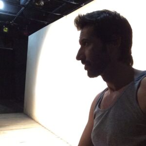 José María Yázpik Instagram - Extraño hacer teatro. Ojalá pueda pronto. #unhombreajeno 😎