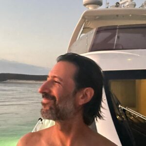 José María Yázpik Instagram - Gracias infinitas a mis amigos de @granmarmx @vamonosbajatours y en especial a @jesuslucero168 y todo el crew por un extraordinario viaje. Si quieren darse un regalo de vida, vayan a La Paz y rolen con esta gente chingona. GRACIAAAAAS!!!! 😎