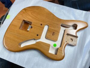 José María Yázpik Instagram - Proceso de mi Fender Jaguar! Muchísimas gracias @fender @markoibarra.mx @sergiorussek Soy muy feliz!! 😎🤙🏻