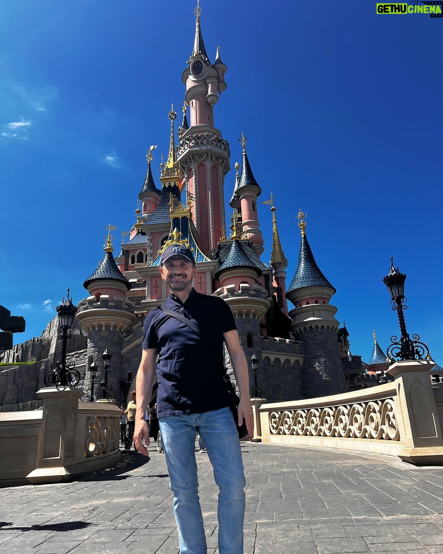 José Mota - 12.4K Likes - Volviendo a ser un niño en #disneylandparis @disneydestinos 🙂