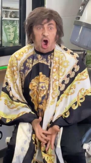José Mota Instagram - Así le habla @javiermilei a su peluquero ✂️😂 .No os perdáis el Sketch de “peluqueria radical “ en el Especial de nochevieja el 31 de diciembre a las 22h en TVE ‼️ 

#josemota #milei #nochevieja