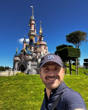 José Mota Instagram - Volviendo a ser un niño en #disneylandparis @disneydestinos 🙂