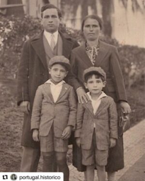 José Raposo Instagram - Deixou-nos um dos maiores representantes da nossa cultura - Mestre MANUEL CARGALEIRO.
#Repost @portugal.historico with @use.repost
・・・
Mestre Manuel Cargaleiro (1927-2024).

Manuel Cargaleiro (à direita) com os pais e o irmão, na Avenida da Liberdade, em Lisboa, no ano de 1932.

📸 Fundação Manuel Cargaleiro
.
#portugal #pintura #memoria