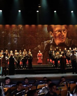 José Raposo Instagram - Uma bela aventura que o produtor PAULO ENES DA SILVEIRA, os maestros ANTÓNIO COSTA (orquestra) e JORGE ALVES (coro), a coreógrafa CATARINA MOREIRA, a figurinista MARIA GONZAGA e o encenador FERNANDO GOMES (e todos os assistentes óbvio) nos proporcionaram! Somos 160 intérpretes, e vamos estar hoje no Mosteiro de Alcobaça às 21.30h. É uma pena um espectáculo destes não ter uma carreira mais prolongada e a divulgação merecida por parte das instituições oficiais da cultura deste país!

#Repost @cistermusica with @use.repost_ 
A Cantata Cénica "Dom Garcia" é da autoria de três grandes vultos da cultura portuguesa: JOLY BRAGA SANTOS, NATÁLIA CORREIA e DAVID MOURÃO-FERREIRA.

Uma obra emblemática, encomendada para a 1.ª edição do Festival de Vilar de Mouros, em 1971, e que agora volta a subir à cena para celebrar a música de Joly, no centenário do seu nascimento (1924-1988).

Composta para banda sinfónica, grande coro sinfónico, cinco solistas cantores e oito declamadores, a récita no Mosteiro de Alcobaça conta com mais de 140 elementos em palco, incluindo a Banda Sinfónica da PSP e o Coro Sinfónico Lisboa Cantat.

Esta grandiosa cantata é inspirada na história de D.
Garcia e seus quatro irmãos (D. Sancho, D. Afonso, D.
Elvira e D. Urraca), filhos do Rei D. Fernando, de Castela, antes da formação do Reino de Portugal.

Domingo, 7 de julho, às 21h30, venha viver este momento artístico raro, única ocasião que viu convergir três grandes vultos da cultura portuguesa do século XX! 🤎

Bilhetes em Blueticket e locais habituais.

#cistermusica #umclássicoparatodos #festival
#alcobaça #centrodeportugal #BancoBPI
#FundaçãolaCaixa