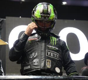 José Vitor Leme Instagram - Os últimos meses foram de grandes batalhas onde lutei contra uma lesão que me deixou de fora de boa parte da temporada da Unleash The Beast, o campeonato Mundial Individual da PBR.

Devido a isto, precisei tomar a decisão mais difícil da minha carreira profissional até agora e gostaria de comunicar oficialmente que não irei competir em mais nenhuma das cinco etapas restantes desta temporada da UTB. Consequentemente também não irei competir na PBR World Finals em maio, ficando de fora daquela que seria minha oitava Final Mundial consecutiva.

Esta foi uma decisão necessária, pois tenho enfrentado uma dor constante a cada touro que monto, e insistir competindo além de não estar me trazendo os resultados que sempre busquei, pode agravar ainda mais esta lesão e comprometer o meu futuro.

 Seguirei no meu esforço diário para me recuperar desta lesão e espero voltar a competir em breve, atrás do meu próximo objetivo que é ajudar o Austin Gamblers a vencer a PBR Team Series 2024.

 Quero desde já agradecer o apoio fundamental de minha família, dos meus amigos, dos meus patrocinadores, da minha equipe e especialmente aos fãs que estão comigo a cada momento.

 Desejo um bom trabalho aos meus amigos ‘bull riders’ que seguirão na disputa deste título mundial da PBR e tenho a certeza que esta será uma das melhores temporadas de todos os tempos.

Logo estarei de volta. Deus abençoe a todos!