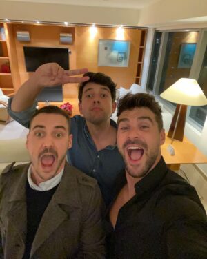 José de la Torre Instagram - Cerrando abril con amigos, risas y rosas. Gracias mil @hotelartsbarcelona 🌹