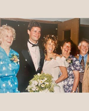 Josée Lavigueur Instagram - 30 ans de complicité, de folies et d’aventures …Un peu de tout… des ptits, des grands et de “moyens moments” 🤪 Mais surtout du beau et du doux🩷💙
Et dans tout ça… le plus beau cadeau qui soit…vous 2 nos belles exploratrices de la vie! Sarah et Léane Klinkow
@sarahlaphysio @lelelines 
Norm…JTM🎈🩷c était un petit mariage champêtre à Eastman! On n’oubliera jamais cette intense journée d’orages, d’électricité (et son départ (haha) et de bonheur 😂🩷