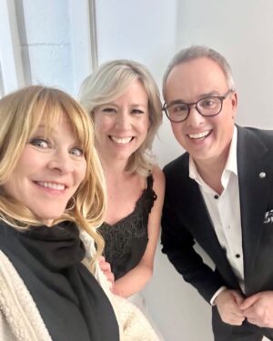 Josée Lavigueur Instagram - @gino_chouinard tu vas nous manquer! À mon tour de partager quelques souvenirs…  Je n’ai que de beaux moments en tête sur le plateau de Salut Bonjour!  Merci pour ce grand privilège…  Merci Gino, d’avoir mis ma mission en lumière et d’avoir contribué à faire bouger les Québécois ! Je sais que la suite de ton parcours ne peut qu’être WOW! …  Voici quelques images  variées entre 2000 et 2020… J’ai rencontré sur ce plateau des gens, si généreux, et si talentueux! 💙🧡 quant à toi, @lortieem … tu seras parfaite ! Je suis ta fan NO1😀 et je suis si heureuse pour toi 💫
Vous êtes tous les deux, comme Guy, Mongrain, Des modèles d’animateurs intègres brillants et inspirants❤️🩵🧡