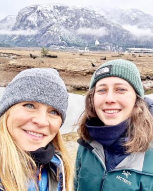 Josée Lavigueur Instagram - Petite virée à Squamish en Colombie Britannique Pour retrouver ma belle Sarah dans ce paradis du grand air !  Sarah est la physio  de Ma Zone Fit. Avec une collègue Marie-Eve,  Sarah  a déposé plusieurs capsules  Conseil  et exercices sur MZF dans une zone spécialisée.  Nous avons pris un moment pour répondre à quelques questions des membres et nous profitons de cette incroyable  coin de pays!
@sarahlaphysio 🌲⛰️💚