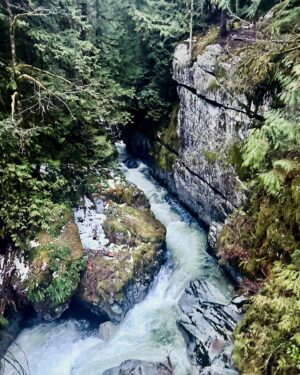 Josée Lavigueur Instagram - Petite virée à Squamish en Colombie Britannique Pour retrouver ma belle Sarah dans ce paradis du grand air !  Sarah est la physio  de Ma Zone Fit. Avec une collègue Marie-Eve,  Sarah  a déposé plusieurs capsules  Conseil  et exercices sur MZF dans une zone spécialisée.  Nous avons pris un moment pour répondre à quelques questions des membres et nous profitons de cette incroyable  coin de pays!
@sarahlaphysio 🌲⛰️💚