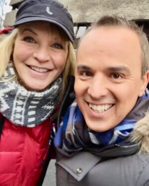 Josée Lavigueur Instagram - @gino_chouinard tu vas nous manquer! À mon tour de partager quelques souvenirs…  Je n’ai que de beaux moments en tête sur le plateau de Salut Bonjour!  Merci pour ce grand privilège…  Merci Gino, d’avoir mis ma mission en lumière et d’avoir contribué à faire bouger les Québécois ! Je sais que la suite de ton parcours ne peut qu’être WOW! …  Voici quelques images  variées entre 2000 et 2020… J’ai rencontré sur ce plateau des gens, si généreux, et si talentueux! 💙🧡 quant à toi, @lortieem … tu seras parfaite ! Je suis ta fan NO1😀 et je suis si heureuse pour toi 💫
Vous êtes tous les deux, comme Guy, Mongrain, Des modèles d’animateurs intègres brillants et inspirants❤️🩵🧡