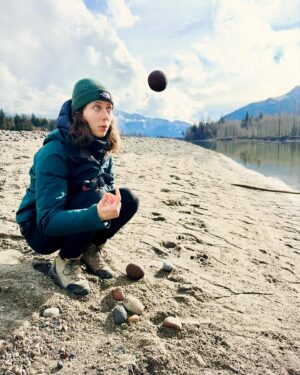 Josée Lavigueur Instagram - Petite virée à Squamish en Colombie Britannique Pour retrouver ma belle Sarah dans ce paradis du grand air !  Sarah est la physio  de Ma Zone Fit. Avec une collègue Marie-Eve,  Sarah  a déposé plusieurs capsules  Conseil  et exercices sur MZF dans une zone spécialisée.  Nous avons pris un moment pour répondre à quelques questions des membres et nous profitons de cette incroyable  coin de pays!
@sarahlaphysio 🌲⛰️💚
