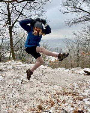Josée Lavigueur Instagram - Rando wow d’un janvier pas normal😊
BON DÉBUT D’ANNÉE! Et…S A N T É 💖
#karategirl 🙄 #lookdefeu🤪
